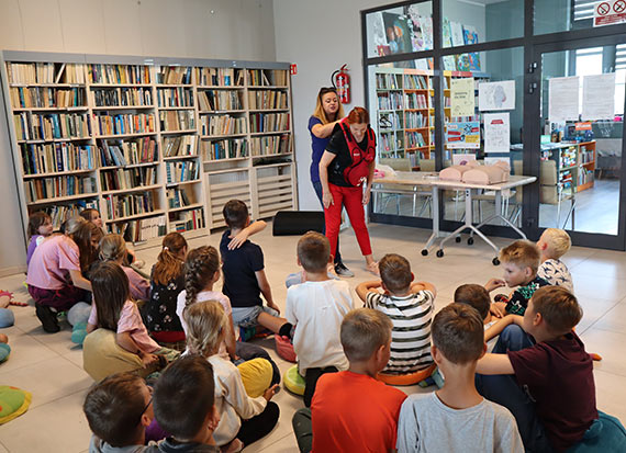 Rodzinne warsztaty plastyczne w midzyzdrojskiej bibliotece