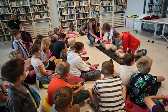 Rodzinne warsztaty plastyczne w midzyzdrojskiej bibliotece