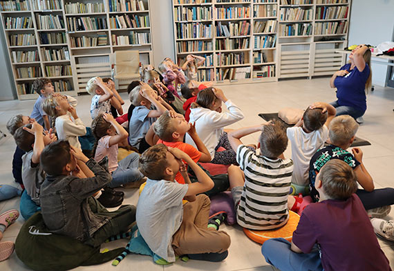Rodzinne warsztaty plastyczne w midzyzdrojskiej bibliotece
