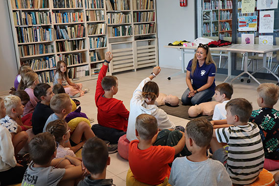 Rodzinne warsztaty plastyczne w midzyzdrojskiej bibliotece