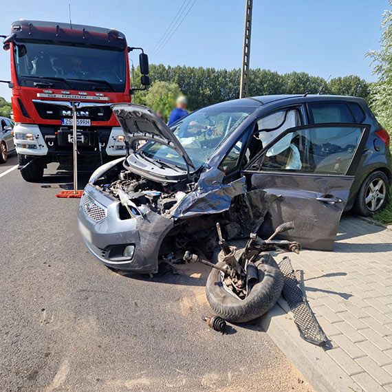 Kierowca zasnął za kierownicą, doszło do zderzenia czołowego
