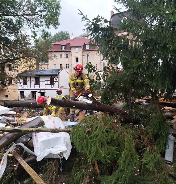 Straacy z Kamienia Pomorskiego i Midzyzdrojw pomagaj usuwa skutki powodzi