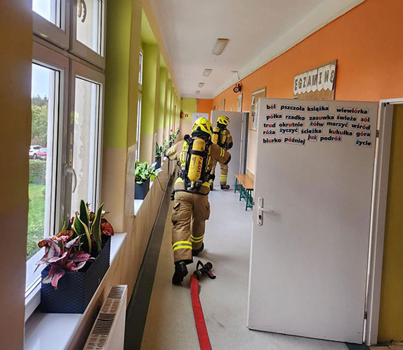 Próbna ewakuacja uczniów i personelu SP w Kołczewie