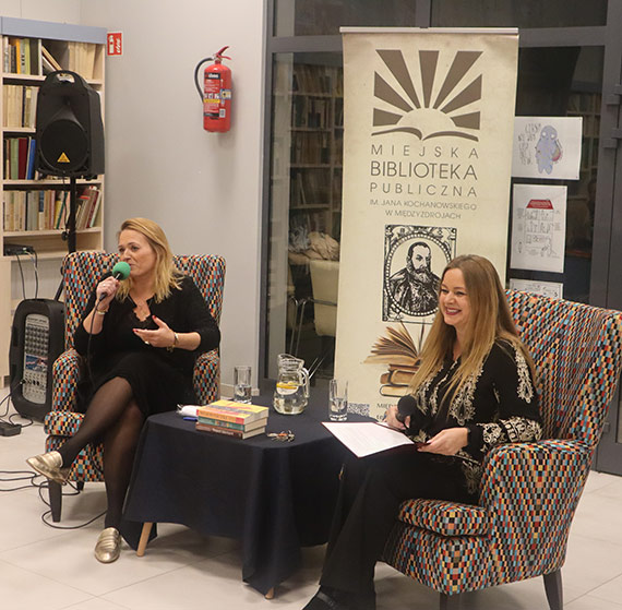 „Być kobietą to przywilej” – spotkanie autorskie z Magdaleną Kuszewską w międzyzdrojskiej bibliotece