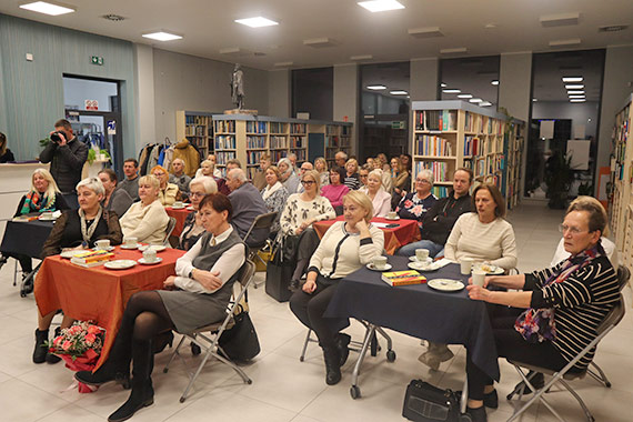 „Być kobietą to przywilej” – spotkanie autorskie z Magdaleną Kuszewską w międzyzdrojskiej bibliotece