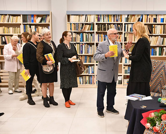 „Być kobietą to przywilej” – spotkanie autorskie z Magdaleną Kuszewską w międzyzdrojskiej bibliotece