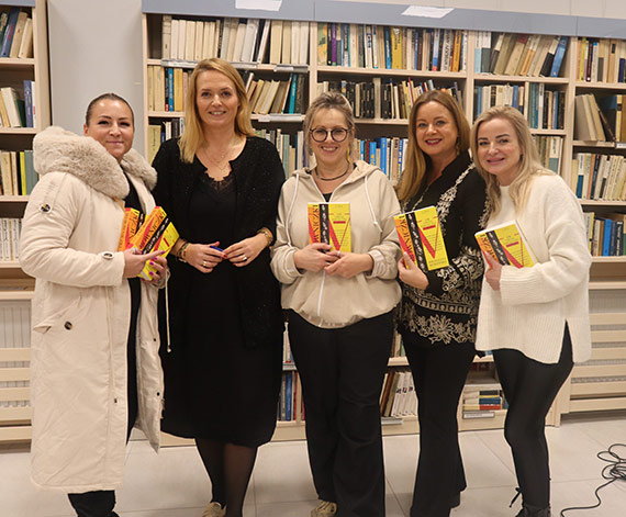 „Być kobietą to przywilej” – spotkanie autorskie z Magdaleną Kuszewską w międzyzdrojskiej bibliotece