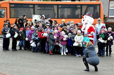 Mikołajkowy autobus odwiedził dzieci
