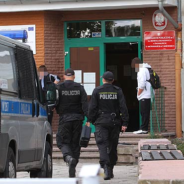 Kamie� Pomorski: Policjanci sprawdzaj� czy m�odzie� jest na wagarach