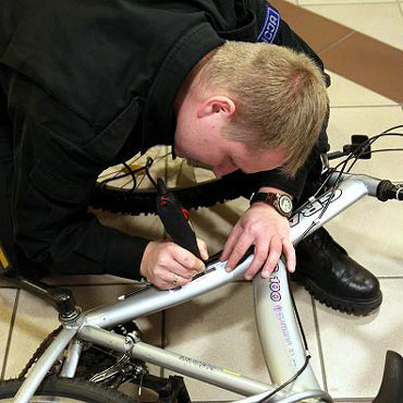 Dziwn�w: Policjanci znakowali rowery