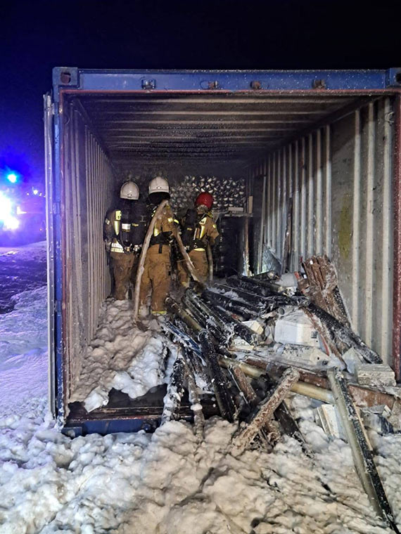 Pożar kontenera na posesji w Świerznie – szybka interwencja strażaków