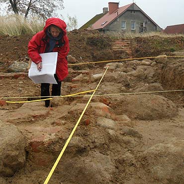 Prace archeologiczne w Gostyniu – odkrycie relikt�w ko�cio�a