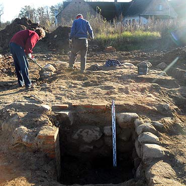 Prace archeologiczne w Gostyniu – odkrycie relikt�w ko�cio�a
