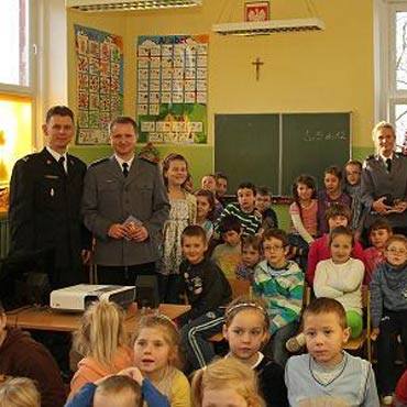 Kamie� Pomorski: Stra�acy i policjanci radz� jak bezpiecznie odpala� fajerwerki