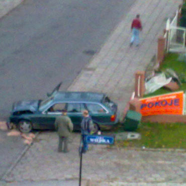 BMW wjecha�o w ogrodzenie