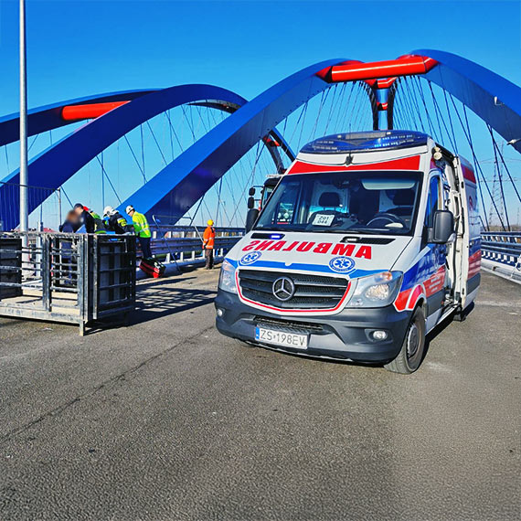 Wypadek na budowie mostu w Wolinie: pracownik spadł z wysokości