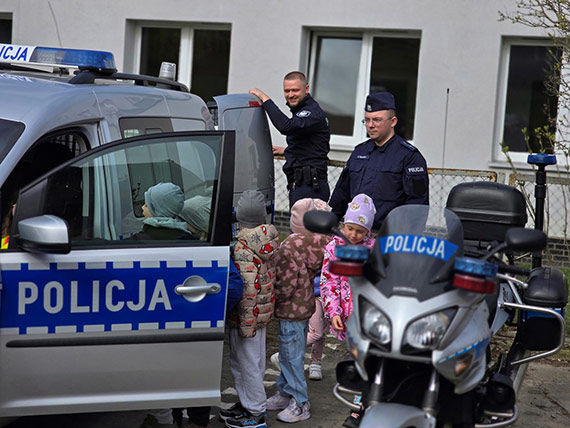 Przedszkolaki z wizytą w kamieńskiej komendzie