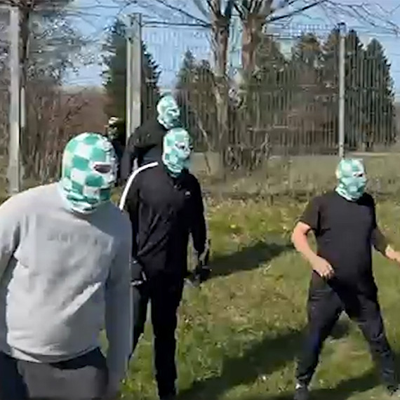 Brutalny atak pseudokibicw podczas meczu w Stuchowie. Zamaskowani bandyci wtargnli na boisko. Zobacz film!