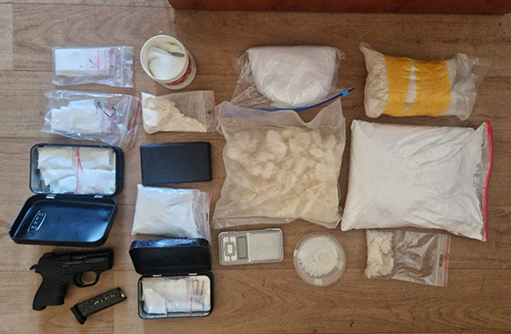 Policjanci zabezpieczyli blisko 4 kilogramy narkotykw i bro hukow