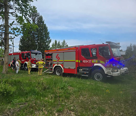 Pożar przy torach kolejowych w Ładzinie. Interweniowali strażacy z OSP Kołczewo