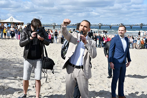 Międzyzdroje z kolejnym Rekordem Polski! Największe Godło Narodowe rozłożone na plaży