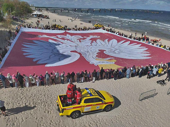 Międzyzdroje z kolejnym Rekordem Polski! Największe Godło Narodowe rozłożone na plaży