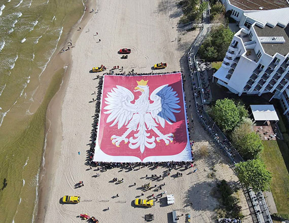 Międzyzdroje z kolejnym Rekordem Polski! Największe Godło Narodowe rozłożone na plaży