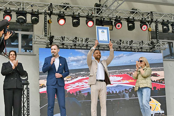 Międzyzdroje z kolejnym Rekordem Polski! Największe Godło Narodowe rozłożone na plaży