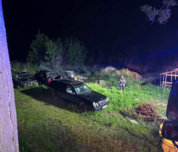 Płonęły dwa auta w Gostyniu. Nocna akcja strażaków z trzech jednostek