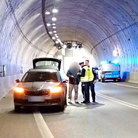 Zderzenie samochodw w tunelu pod win. Suby pracuj na miejscu
