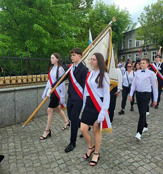 Uczniowie Szkoy Podstawowej w Golczewie na jubileuszowych obchodach Dnia Flagi RP w Gnienie