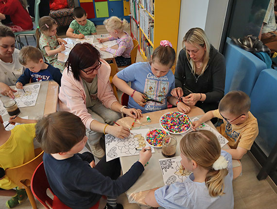 Warsztaty sensoplastyczne w międzyzdrojskiej bibliotece