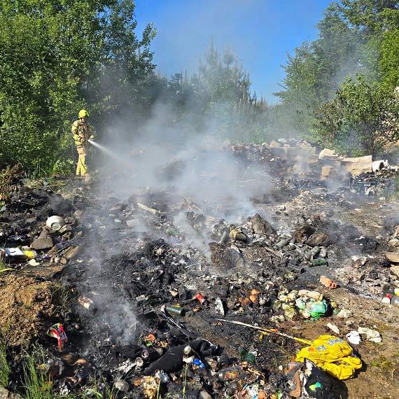 Pożar śmieci na terenie byłej rozlewni w Kołczewie. Strażacy znów w akcji