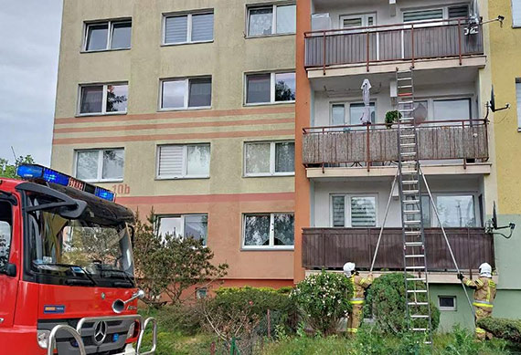 Straacy weszli przez balkon, by pomc starszej osobie