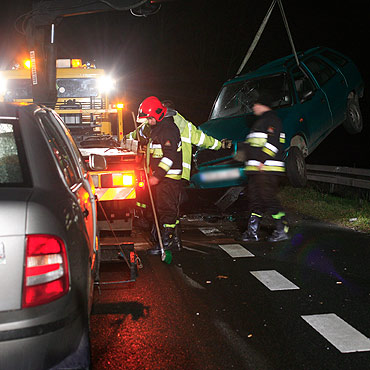 Skoda zderzyła się podczas wyprzedzania TIR-a