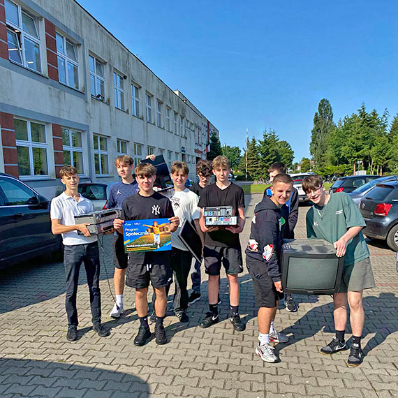 Elektrośmieci wymienili na kwiatki. Uczniowie z Kamienia Pomorskiego pokazali, jak dbać o planetę