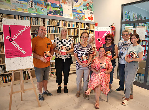 „Czasami miłość mieszka po sąsiedzku” – spotkanie w ramach Dyskusyjnego Klubu Książki w międzyzdrojskiej bibliotece