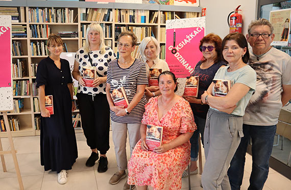 „Czasami miłość mieszka po sąsiedzku” – spotkanie w ramach Dyskusyjnego Klubu Książki w międzyzdrojskiej bibliotece