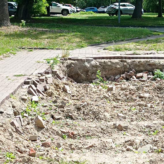 Z chodnika prosto do dziury. Niezabezpieczony wykop po rozbiórce „Gryfa” grozi wypadkiem