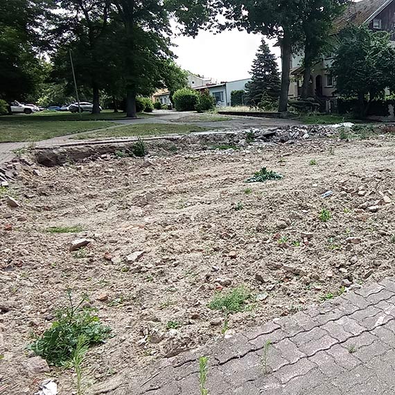 Z chodnika prosto do dziury. Niezabezpieczony wykop po rozbiórce „Gryfa” grozi wypadkiem