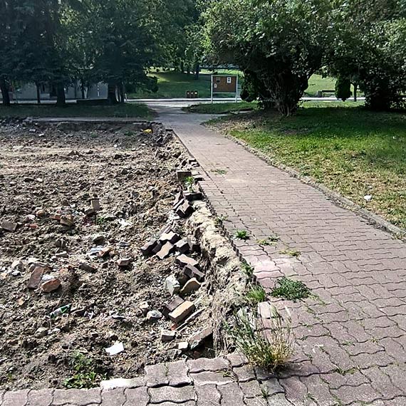 Z chodnika prosto do dziury. Niezabezpieczony wykop po rozbiórce „Gryfa” grozi wypadkiem