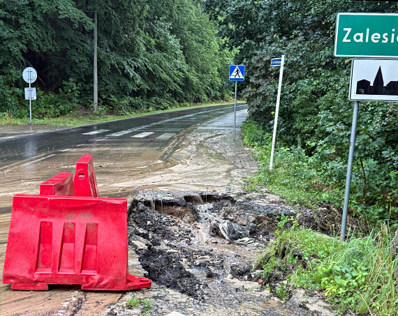 Znowu podmyło! Ulewa zniszczyła skarpę i podmywa drogę do Zalesia