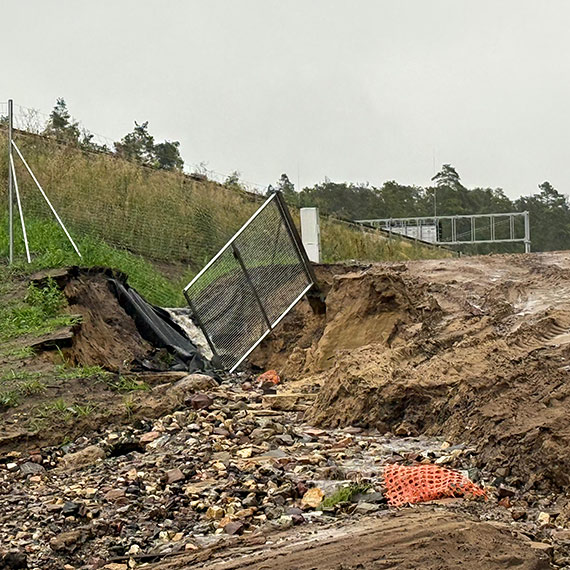 Znowu podmyło! Ulewa zniszczyła skarpę i podmywa drogę do Zalesia