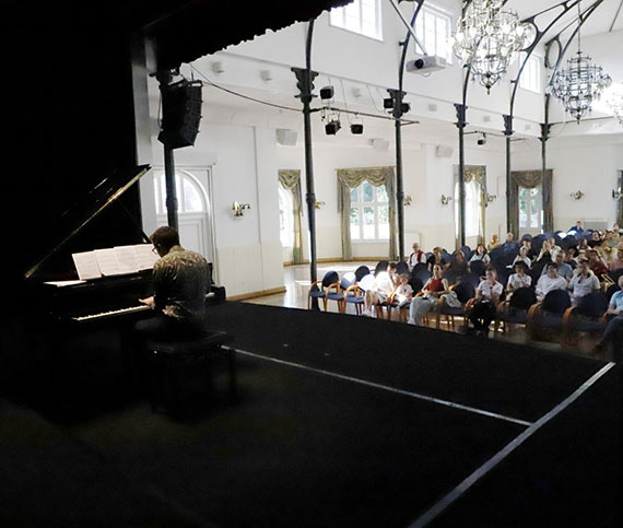 Owacje na stojąco – recital fortepianowy Jana Porzuczka w Międzyzdrojach