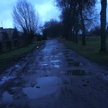 Jarszewo: Po ciemku i w b�ocie id� do przystanku PKS