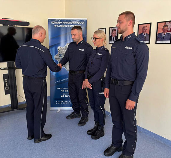 Uroczyste wyrnienie funkcjonariuszy Policji w Kamieniu Pomorskim