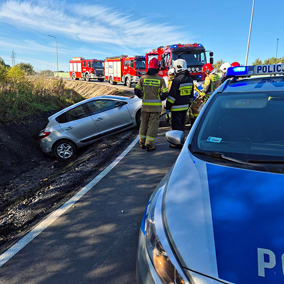 Kolizja na trasie Troszyn-Troszynek. Samochd osobowy wpad do rowu