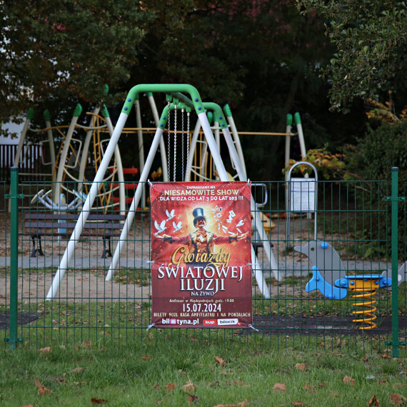 Międzyzdroje zatrzymały się w czasie? Plakat z 2024 roku nadal wisi przy placu zabaw