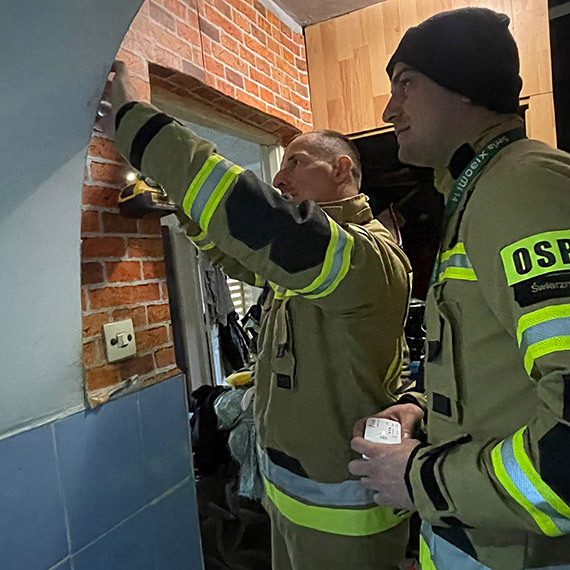 Strażacy z OSP Świerzno rozdają czujki czadu mieszkańcom gminy