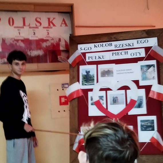 Projekt szkolny „Zwycięstwo pamięci – młodzi śladami bohaterów”